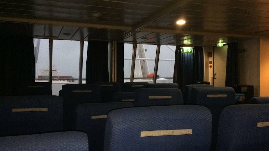 Sala de butacas donde se ven películas en los televisores que han llevado algunos agentes.