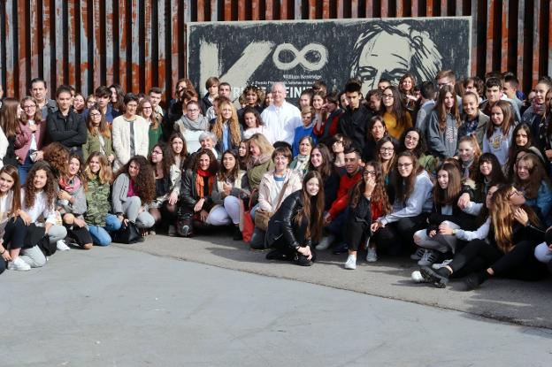 William Kentridge, con los alumnos con los que reunió en Mieres. 