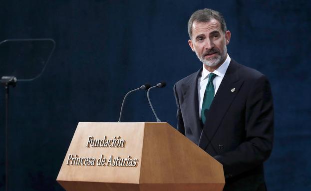 Felipe VI da un discurso. 