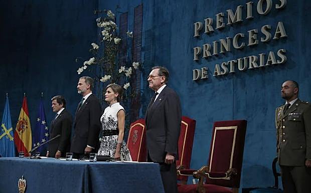 Matías Rodríguez Inciarte, con la reina Letizia, el rey Felipe VI y el presidente del Principado Javier Fernández. 