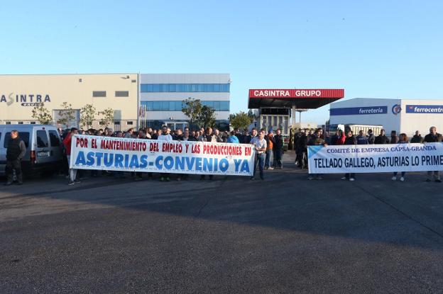 Los trabajadores protestan frente a Casintra, una de las distribuidoras de CAPSA, en la undécima jornada de huelga del año . 