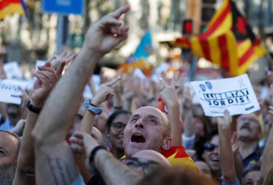 Miles de personas, con el Govern al frente, se manifiestan contra la aplicación del 155 y piden la liberación de los 'Jordis'.