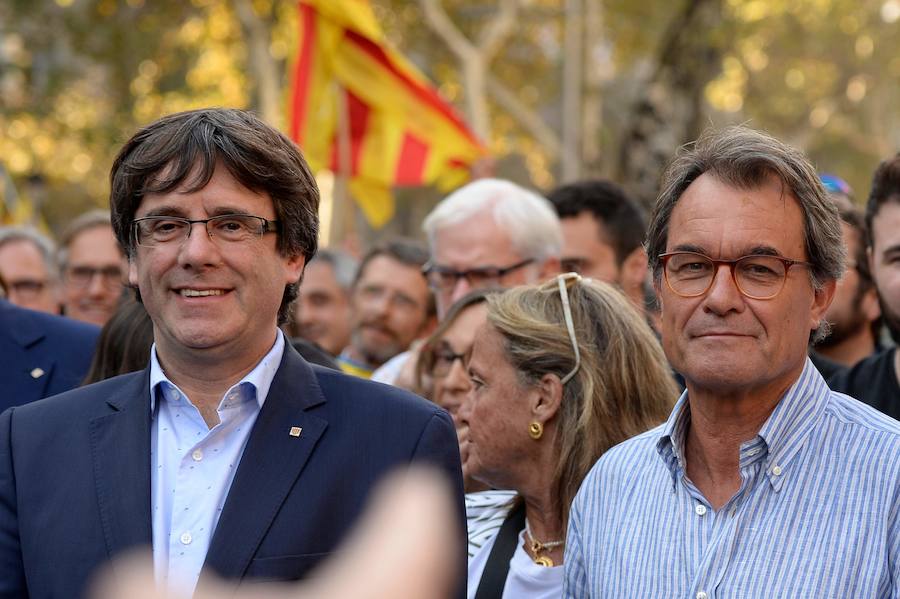 Miles de personas, con el Govern al frente, se manifiestan contra la aplicación del 155 y piden la liberación de los 'Jordis'.