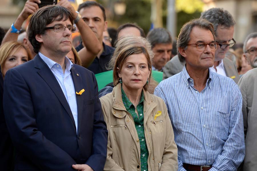 Miles de personas, con el Govern al frente, se manifiestan contra la aplicación del 155 y piden la liberación de los 'Jordis'.