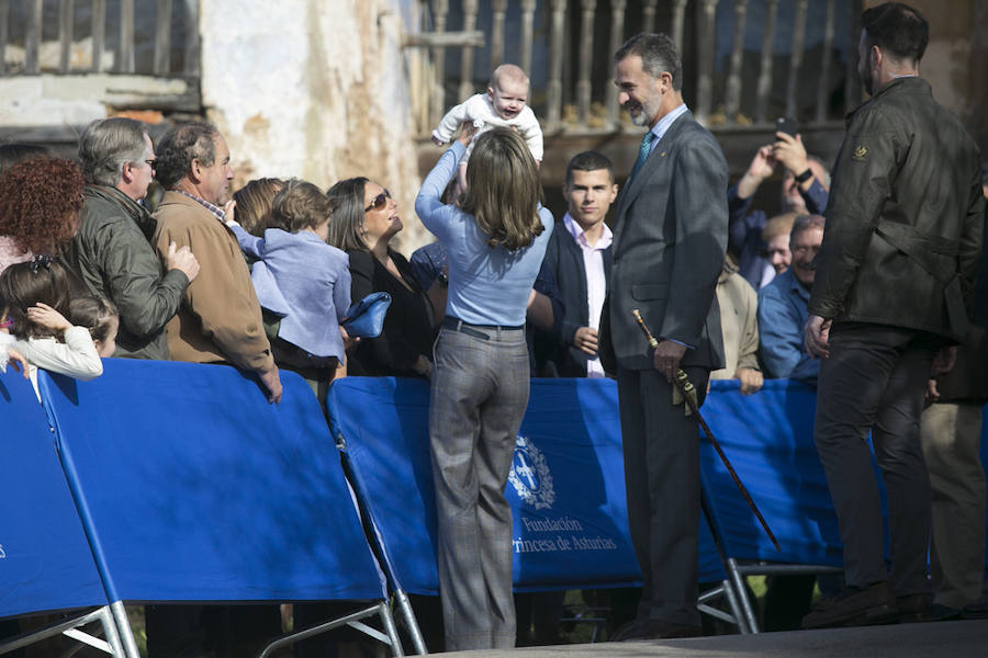 Los Reyes entregan a Poreñu el premio al Pueblo Ejemplar de Asturias 2017