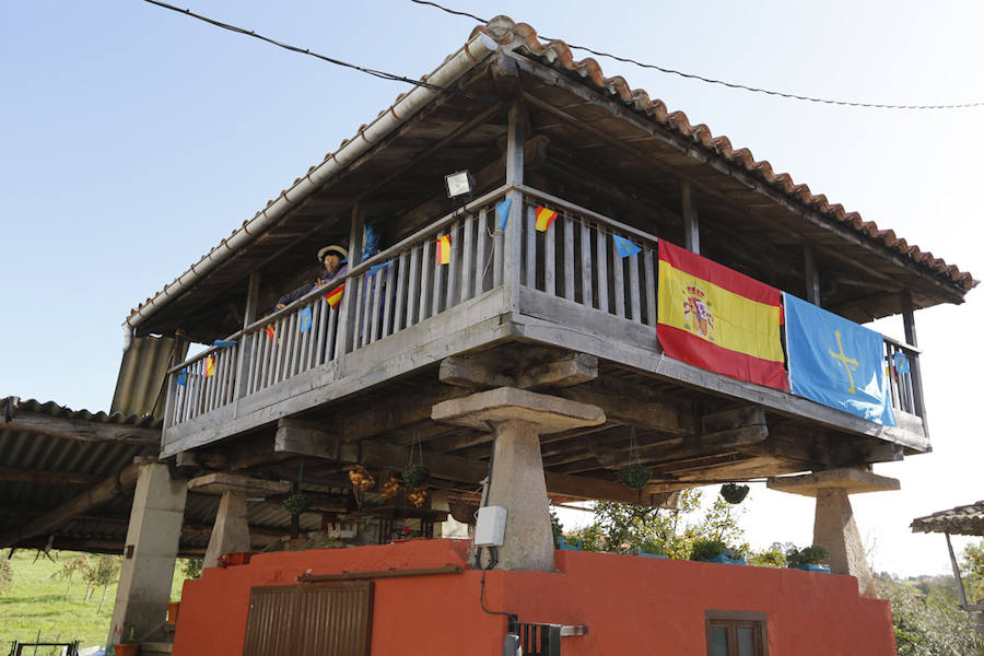 Los Reyes entregan a Poreñu el premio al Pueblo Ejemplar de Asturias 2017