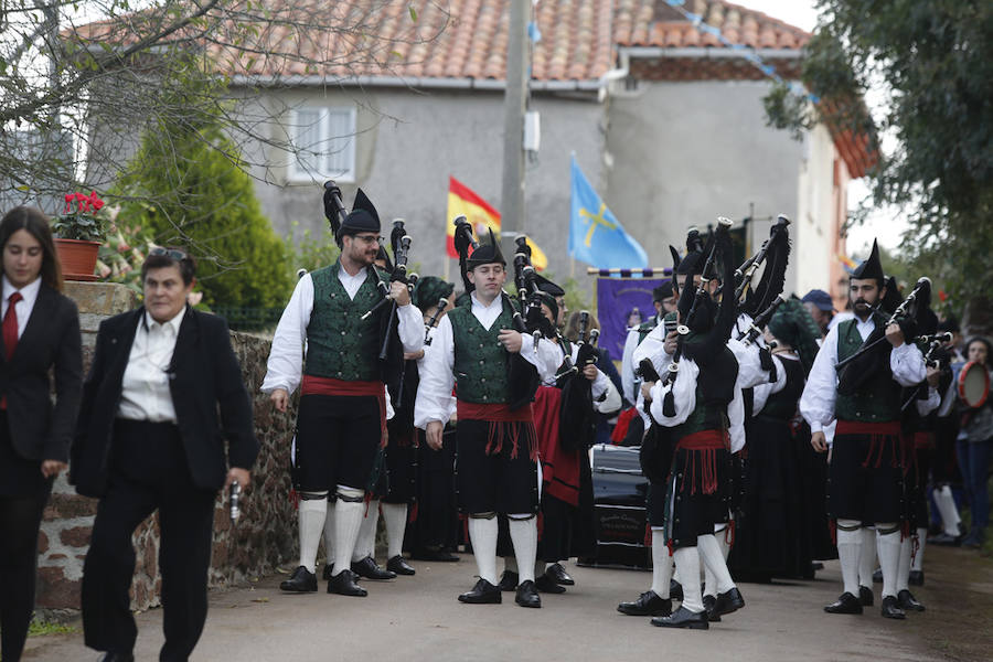 Los Reyes entregan a Poreñu el premio al Pueblo Ejemplar de Asturias 2017