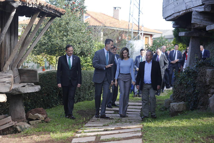 Los Reyes entregan a Poreñu el premio al Pueblo Ejemplar de Asturias 2017