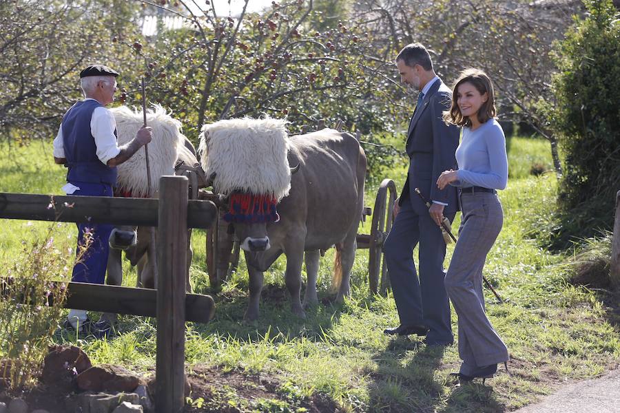 Los Reyes entregan a Poreñu el premio al Pueblo Ejemplar de Asturias 2017