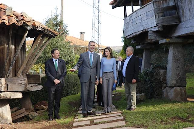 Los Reyes entregan a Poreñu el premio al Pueblo Ejemplar de Asturias 2017