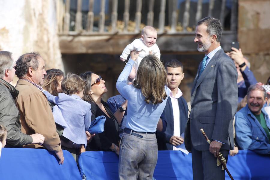 Los Reyes entregan a Poreñu el premio al Pueblo Ejemplar de Asturias 2017
