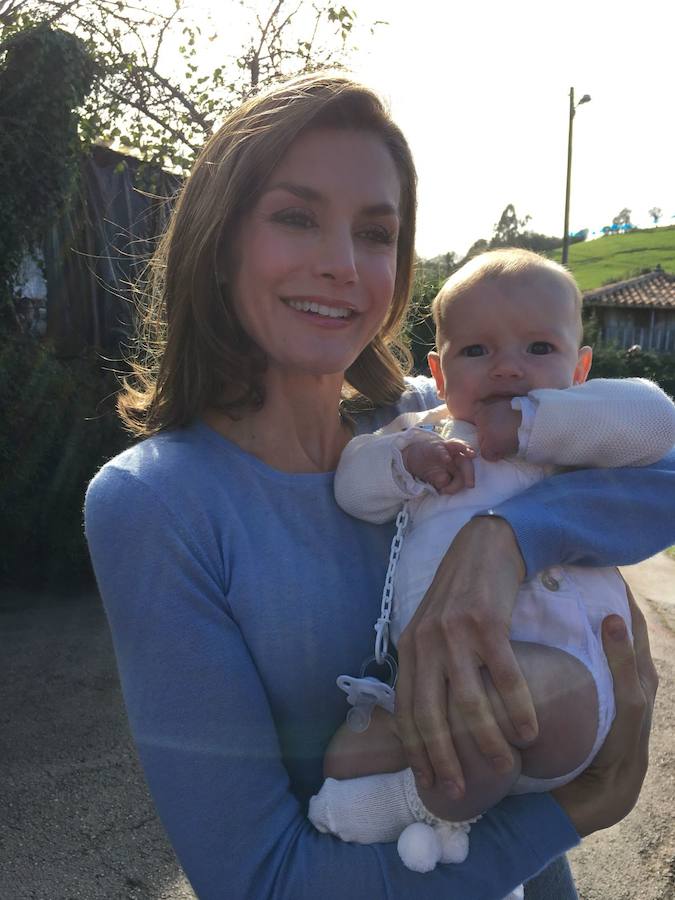 Se trata del hermano del pequeño Liam, el niño que ha seguido a los reyes desde 2013 a todas las entregas del Premio Princesa de Asturias al pueblo ejemplar 