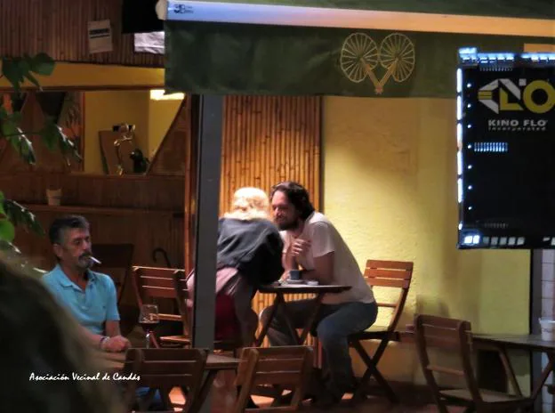 Los actores Belén Cuesta y Mihai Smarandache graban una de las escenas en el bar Pay-Pay. 