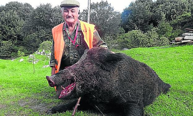 El cazador Juanjo Andreu tumbó el enorme jabalí. 