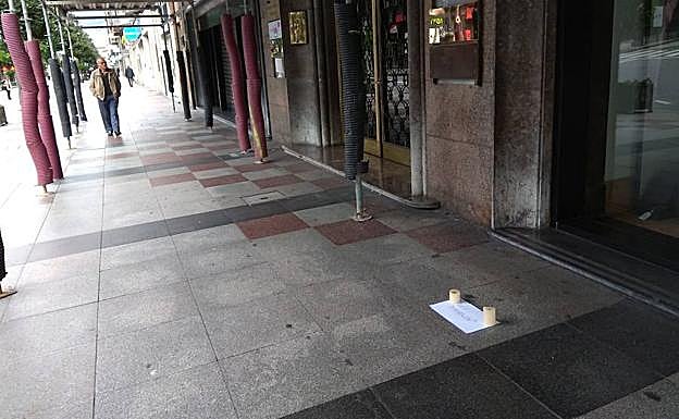 "DEP Malonín". El mensaje acompañado de dos velas que recuerda al fallecido.