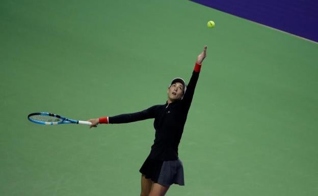 Garbiñe Muguruza se dispone a sacar en Singapur. 