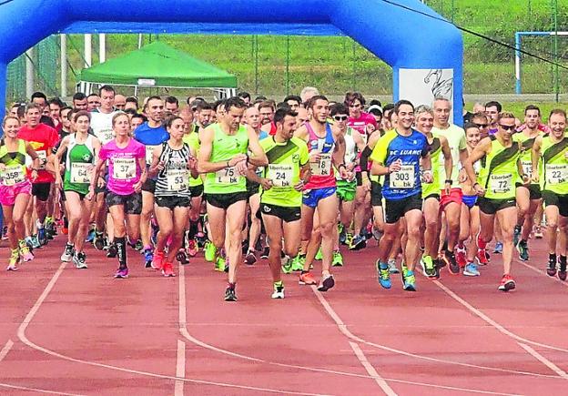 Salida de los 10 k de Luanco en el complejo Balbín. 