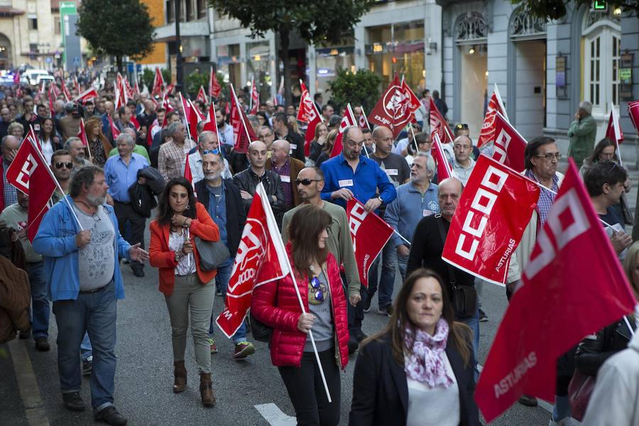 Cientos de trabajadores de Duro Felguera se manifiestan por Oviedo en defensa de la empresa