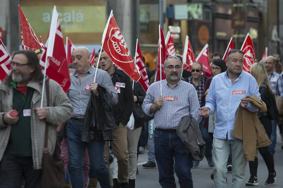 Cientos de trabajadores de Duro Felguera se manifiestan por Oviedo en defensa de la empresa