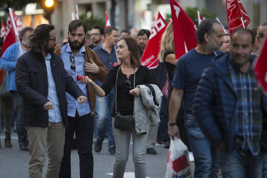 Cientos de trabajadores de Duro Felguera se manifiestan por Oviedo en defensa de la empresa