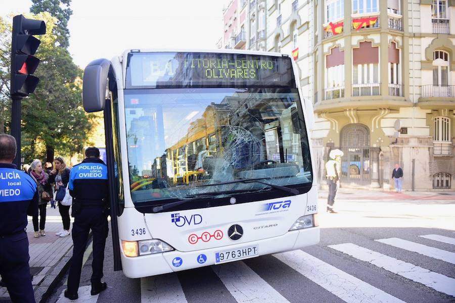Herido un hombre tras ser arrollado por un autobús urbano en Oviedo