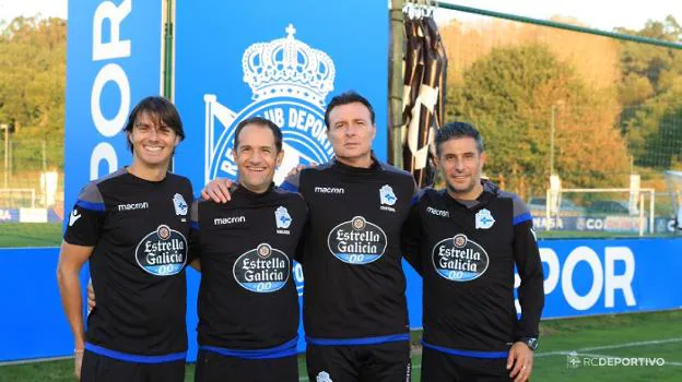 Javier Manjarín y Cristóbal Parralo, en el centro, junto con los otros dos auxiliares del cuerpo técnico. 