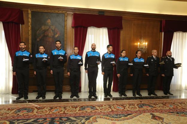 Los ocho agentes y dos subinspectores posan uniformados en el salón de recepciones del Ayuntamiento de Avilés antes de jurar ayer su cargo y recibir las correspondientes placas identificativas. 