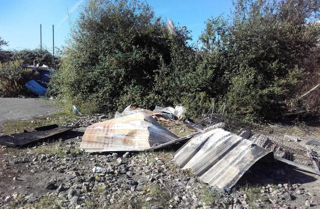 Restos de la chabola que ardió el martes en los terrenos del 'solarón', frente al Museo del Ferrocarril. 