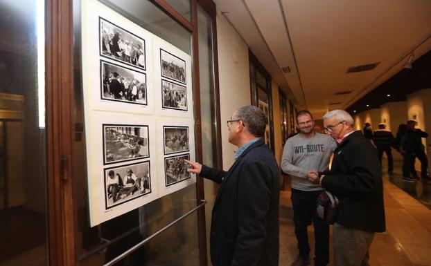 Asistentes a los actos del 25 aniversario de la Marcha de Hierro observan la exposición conmemorativa.