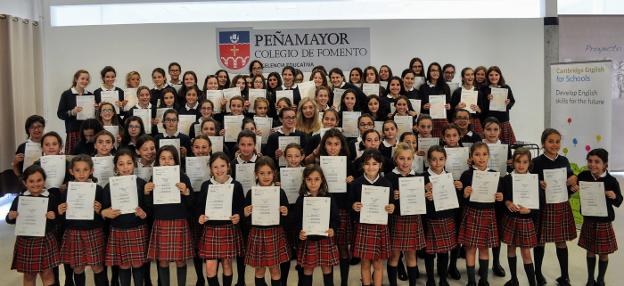 Las alumnas del colegio Peñamayor posan con sus diplomas de inglés. :: E. C.