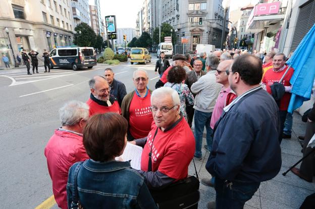 Los concentrados, vigilados por la Policía. :: AURELIO FLÓREZ