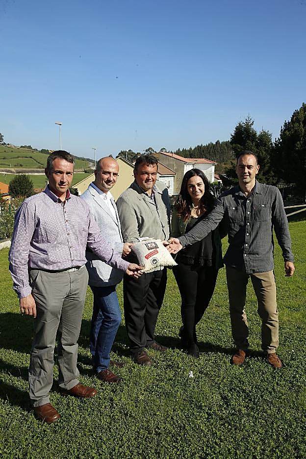 Los responsables de la IGP Faba Asturiana. 