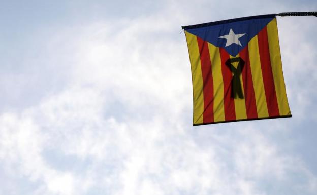 Una bandera en un balcón de Barcelona. 