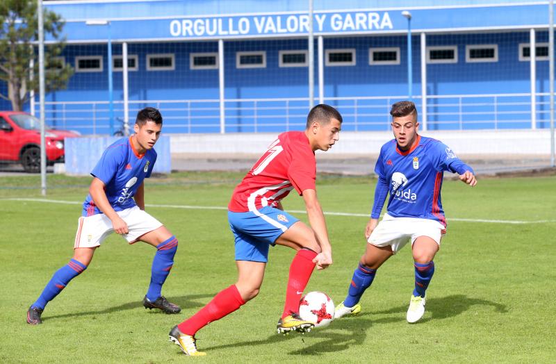 Un gol de Gaspar desniveló un derbi más aguerrido que brillante y afianza a los gijoneses en el liderato