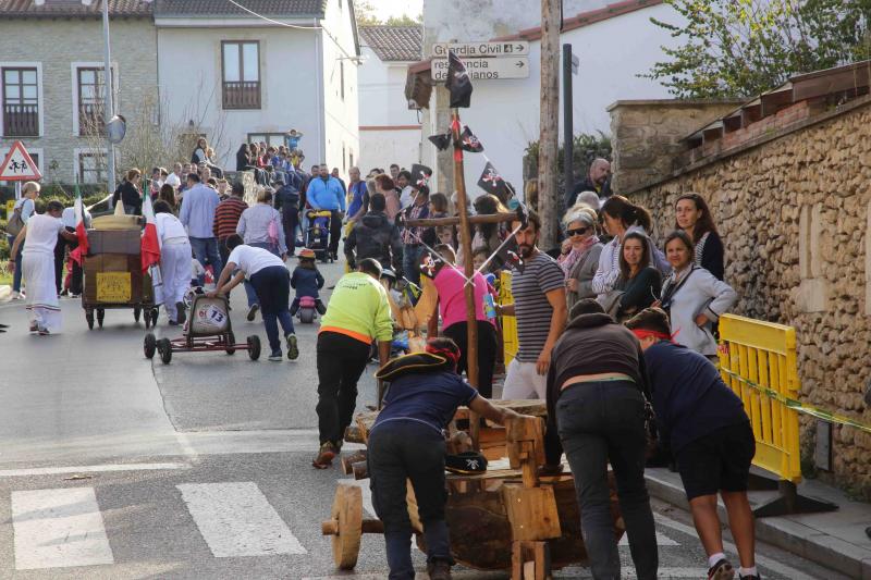 Ribadedeva sale a la calle para disfrutar de la popular carrera