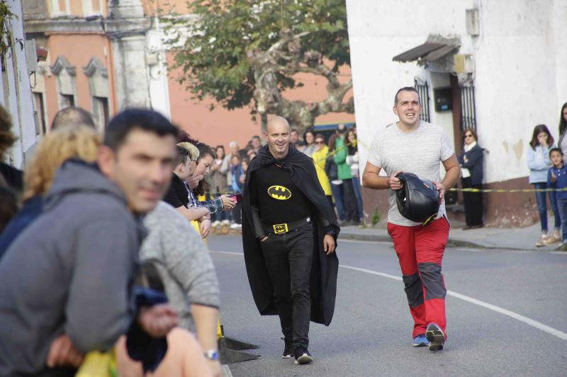 Ribadedeva sale a la calle para disfrutar de la popular carrera