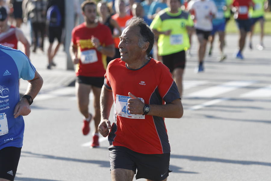 El luarqués estableció un nuevo récord de la prueba, en la que Verónica Pérez logró el triunfo en categoría femenina en su vuelta a la competición