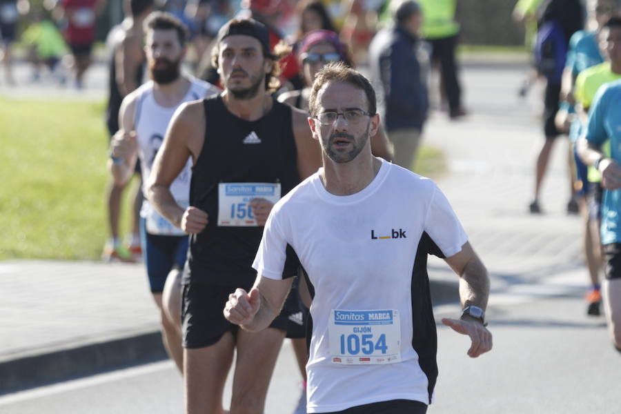 El luarqués estableció un nuevo récord de la prueba, en la que Verónica Pérez logró el triunfo en categoría femenina en su vuelta a la competición