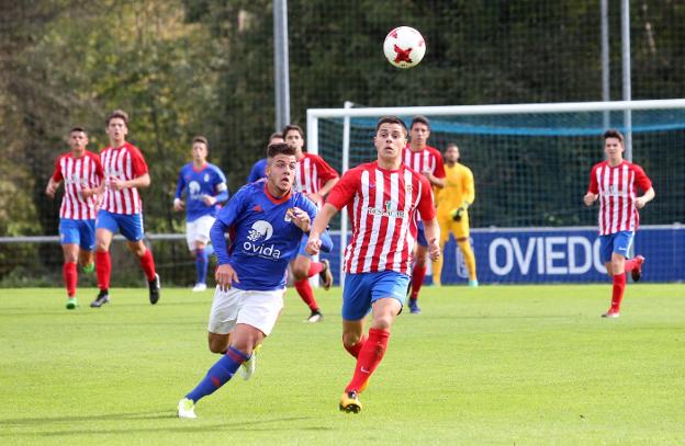 El oviedista Francis lucha por la posesión del balón con el rojiblanco Gaspar, autor del único gol del encuentro. 