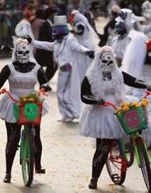 Imagen secundaria 2 - La muerte se pasea por las calles de México con un desfile multitudinario