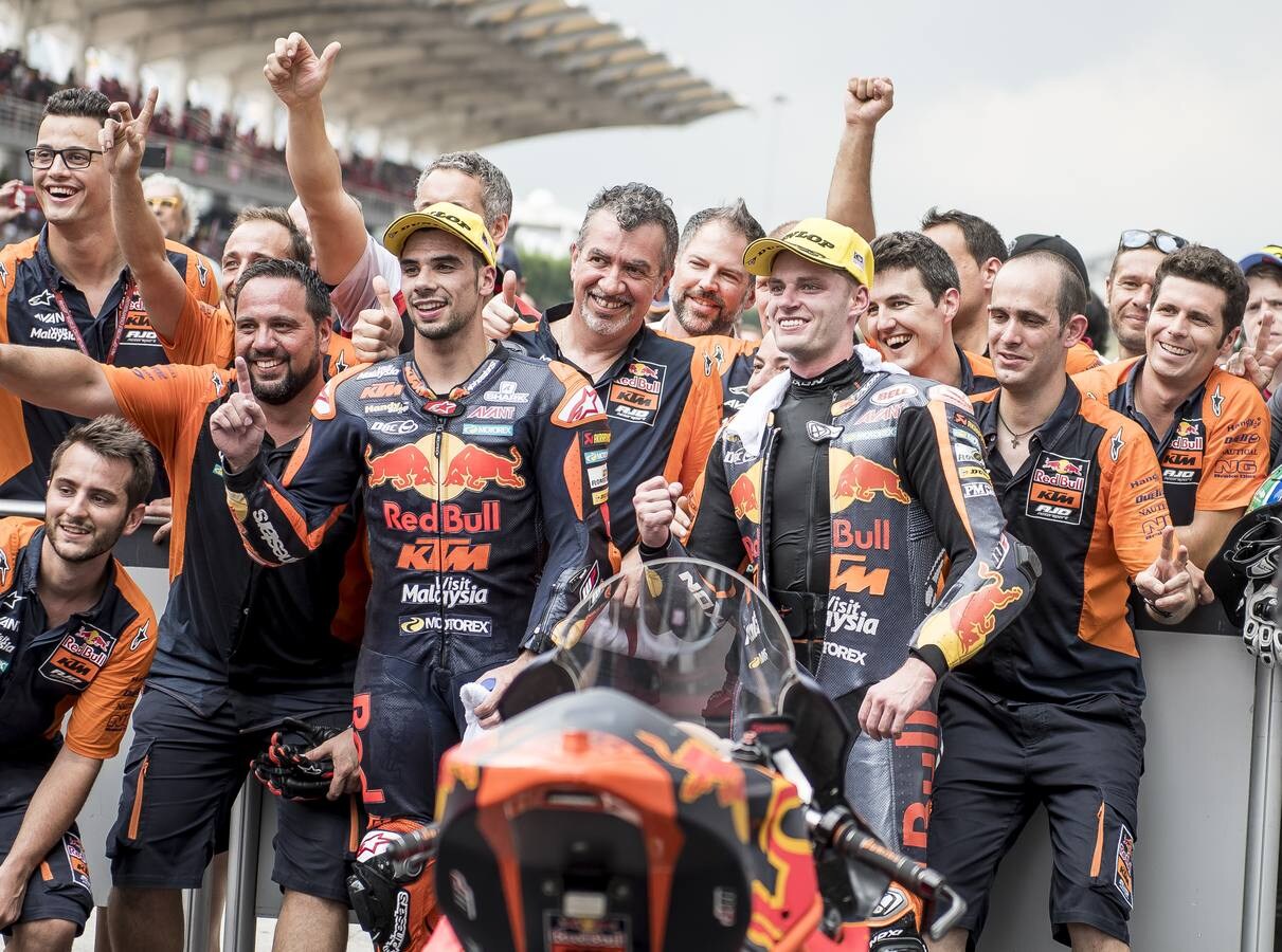 Oliveira y Binder celebran el primer y segundo puesto de la carrera de Moto2. 