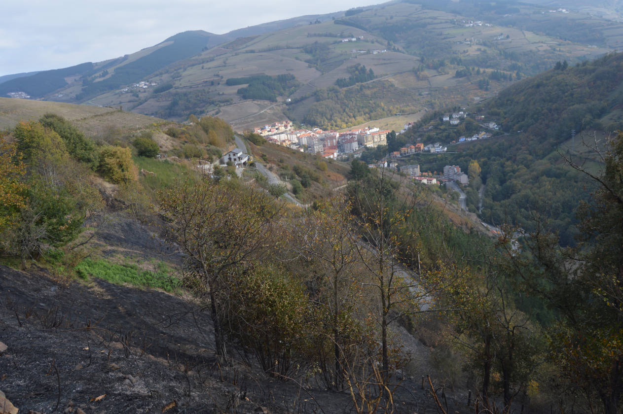 Controlado el incendio declarado esta madrugada cerca de Arayón y Amago