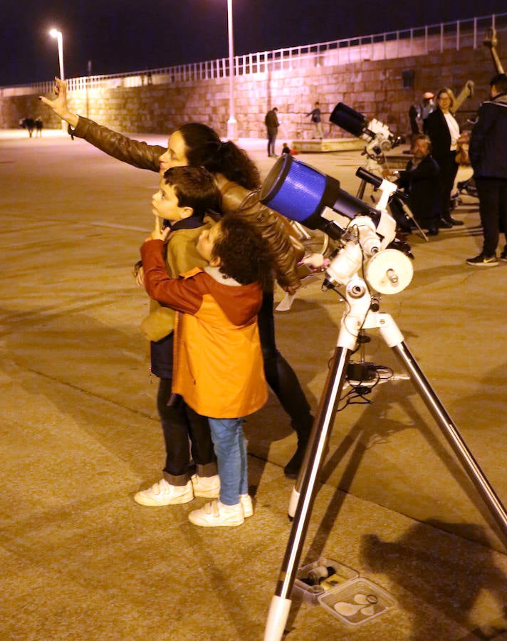 La Sociedad Astronómica Asturiana Omega organizó una noche de observación pública, donde los participantes pudieron ver la Luna con prismáticos y telescopios.