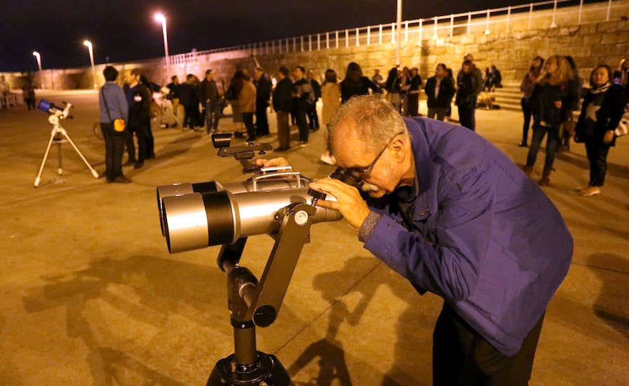 La Sociedad Astronómica Asturiana Omega organizó una noche de observación pública, donde los participantes pudieron ver la Luna con prismáticos y telescopios.