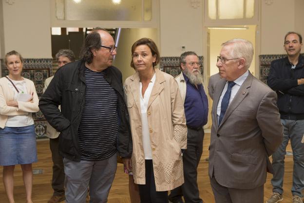 Mario Suárez y Carmen Moriyón, en la Escuela de Comercio. 