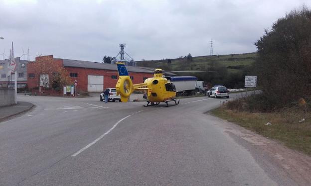 El helicóptero aterrizó en las instalaciones para trasladar a uno de los menores al HUCA. 