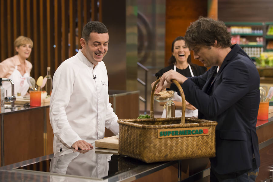 Los concursantes se impregnan de los aromas de algunos de los platos típicos de Asturias, como el bollo preñao, la fabada, el cachopo o las casadielles