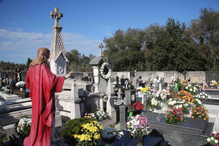 El cementerio de Nueva de Llanes conserva monumentos funerarios dignos de mención. 