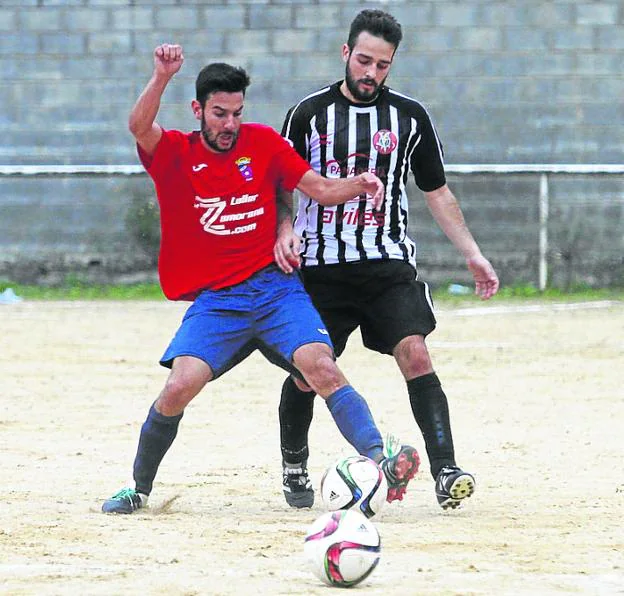 Franja, del Rayo Villalegre, presiona a un rival. 