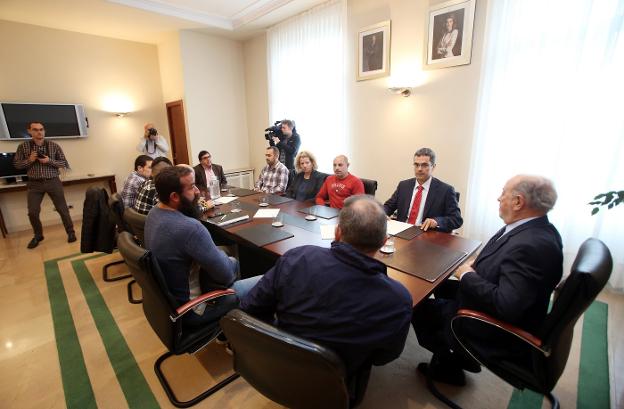 Los representantes de los trabajadores de Duro se reunieron ayer en Oviedo con el delegado del Gobierno en Asturias. 
